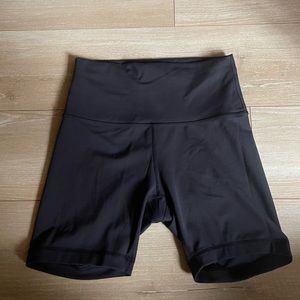 Lululemon black bike shorts sz 6 6in inseam
